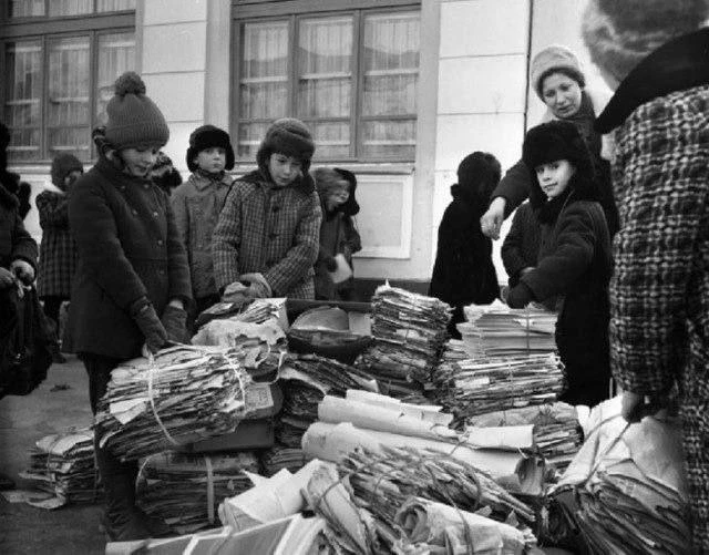 Трудовые подвиги советских детей! 😀

Труд на общественное благо. До этого шли воспитательные беседы