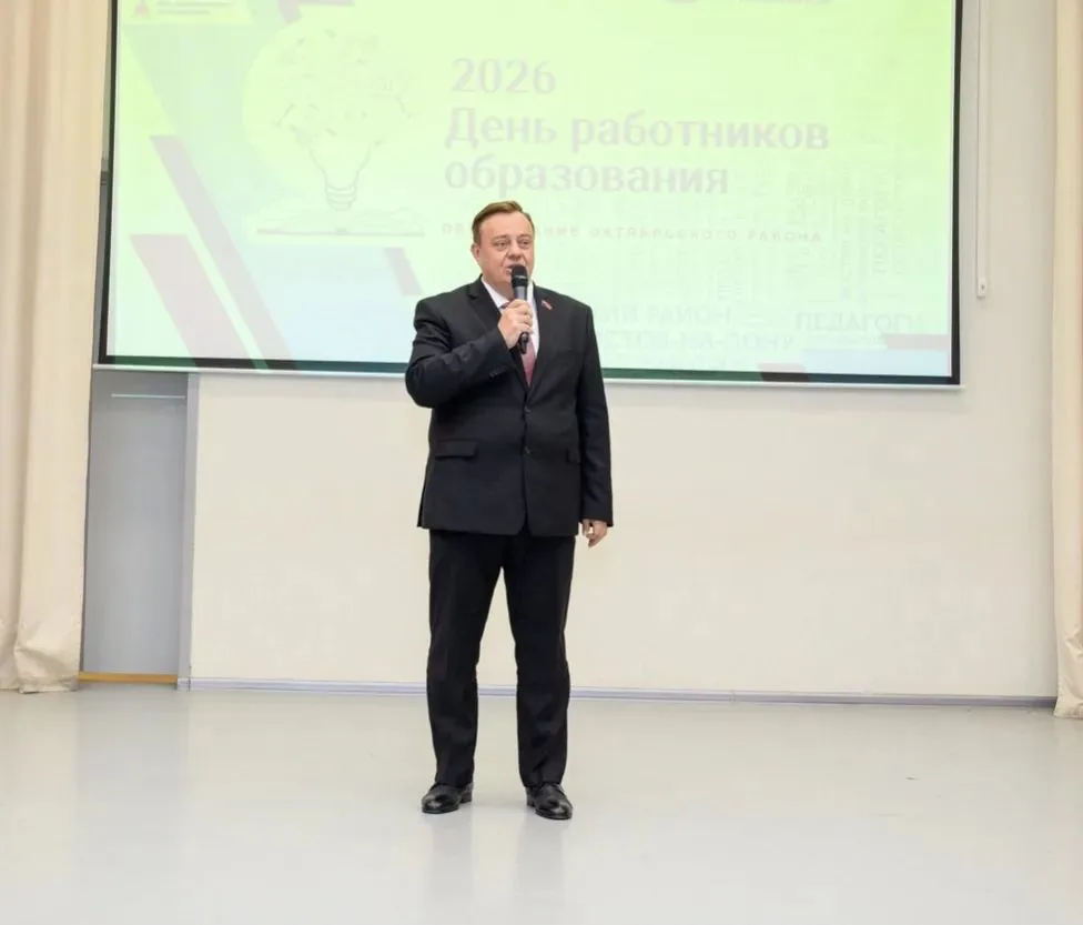 Заместитель председателя Ростовской-на-Дону городской Думы Максим Колесников поздравил ...
