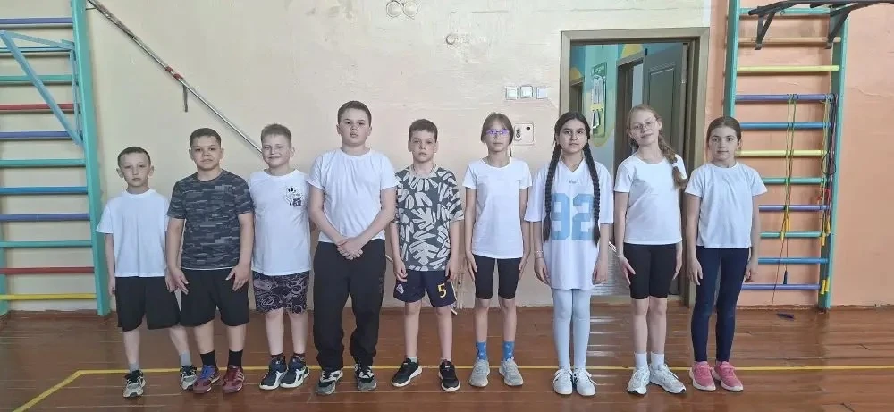Заголовок: Космический турнир по пионерболу: полет прошел отлично! 🚀🏐  8 апреля в нашей школе кипели