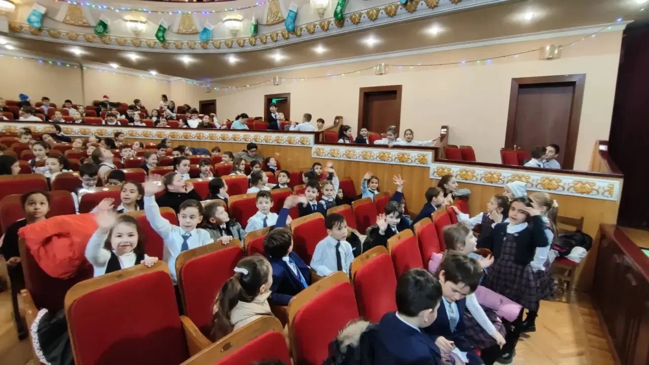 В преддверии самого волшебного праздника учащиеся начальной школы окунулись в атмосферу чудес, посет