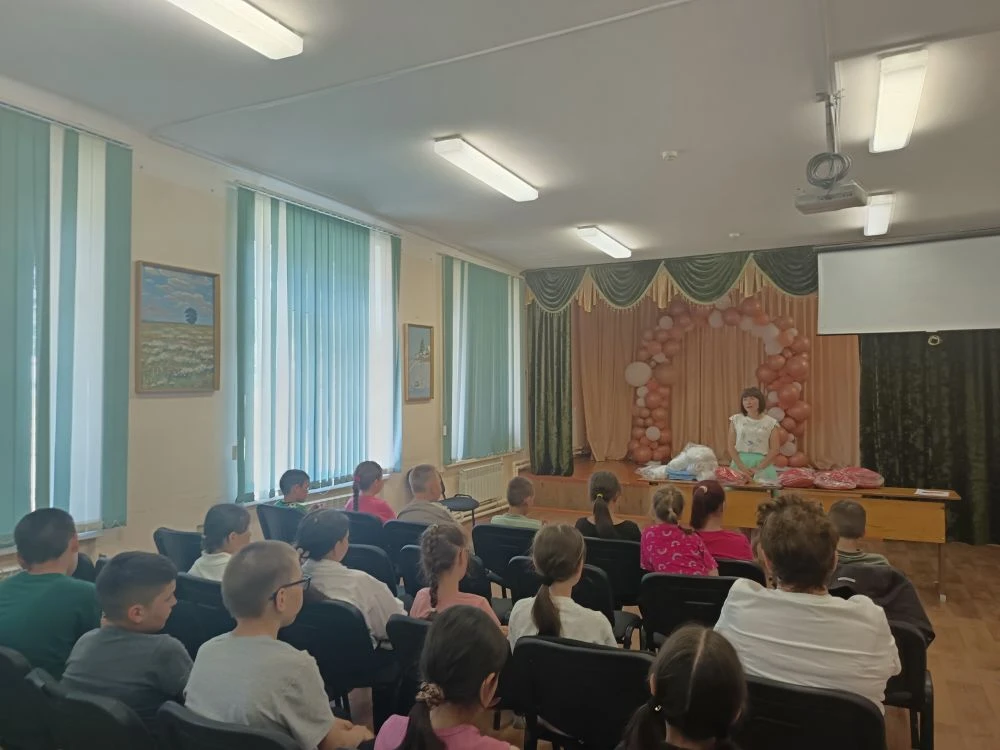 ✨Учащиеся пришкольного лагеря получили официальный мерч «Движения Первых».

📌Сегодня в пришкольном 