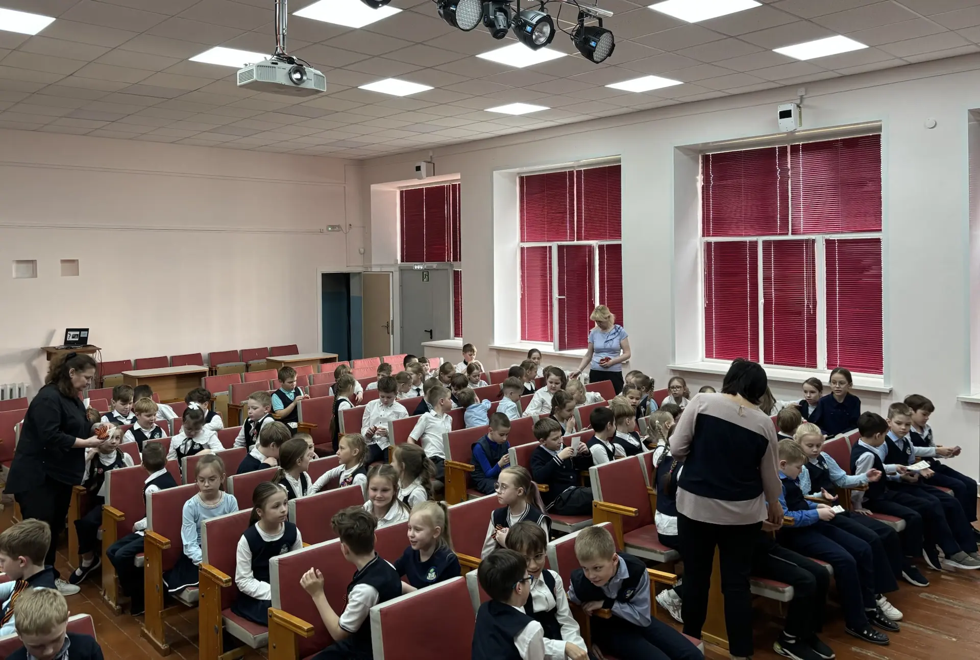 В Лицее для учащихся 1 и 2 классов состоялось мероприятие «Георгиевская ленточка».  🌟Советник директ