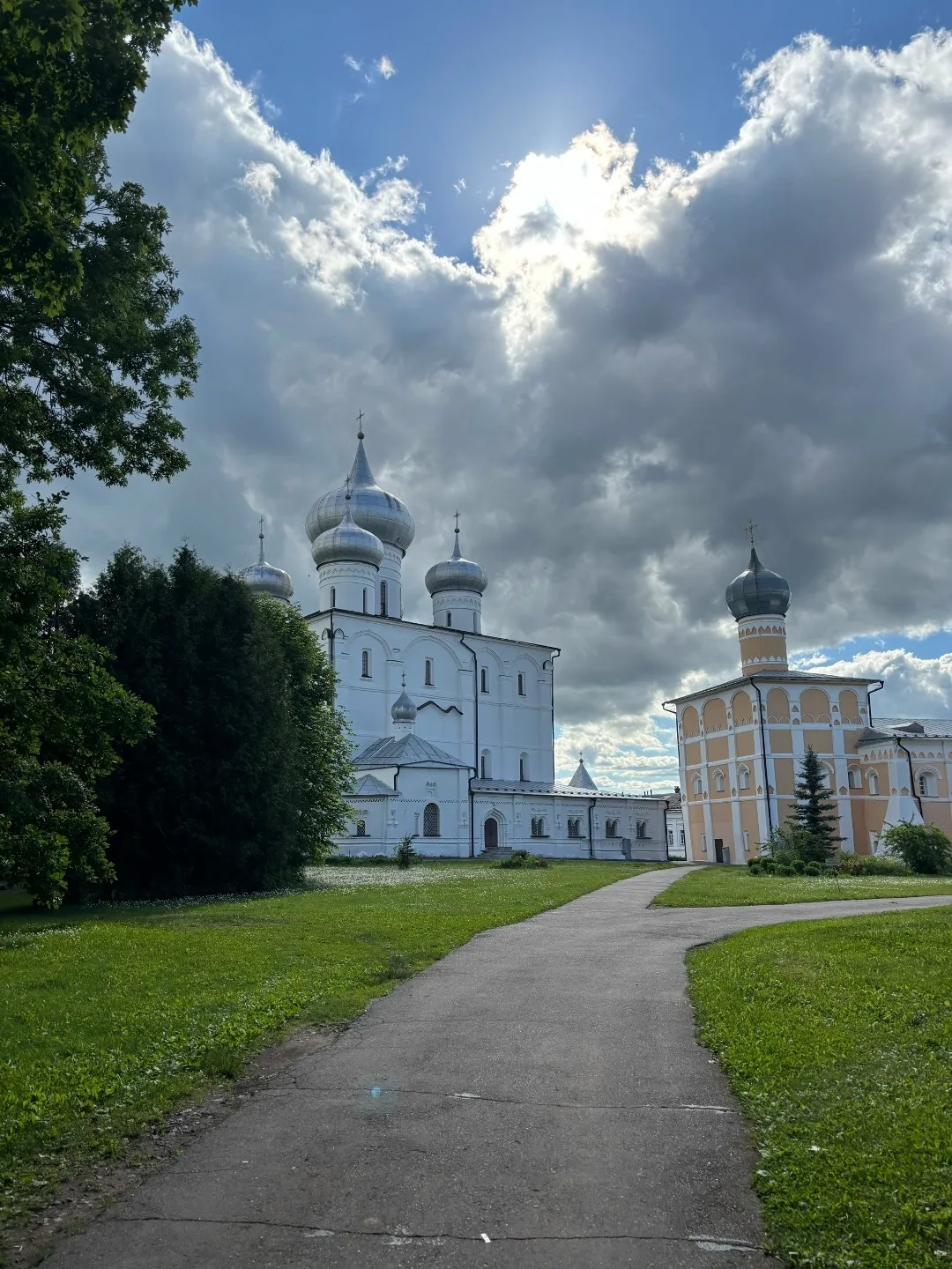 С нами поделились еще фотографиями Хутынского монастыря 😍
Как же там красиво!