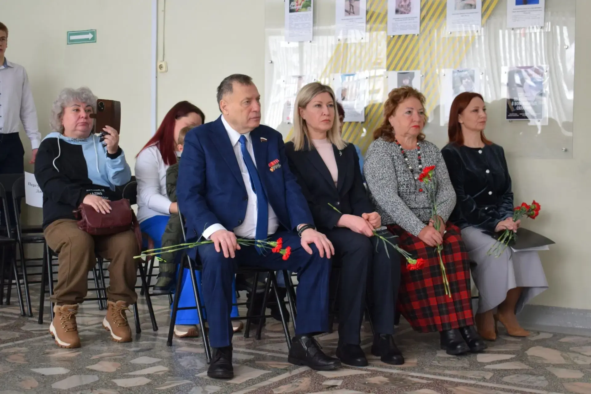 📚🇷🇺 В нашей школе появилась Парта Героя   В МАОУ СШ №93 торжественно открыта Парта Героя, посвящённа