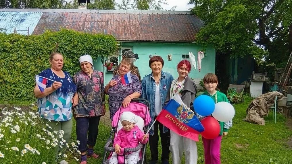 12 июня, заведующая сельским клубом деревни Михайловка, организовала патриотическую акц...