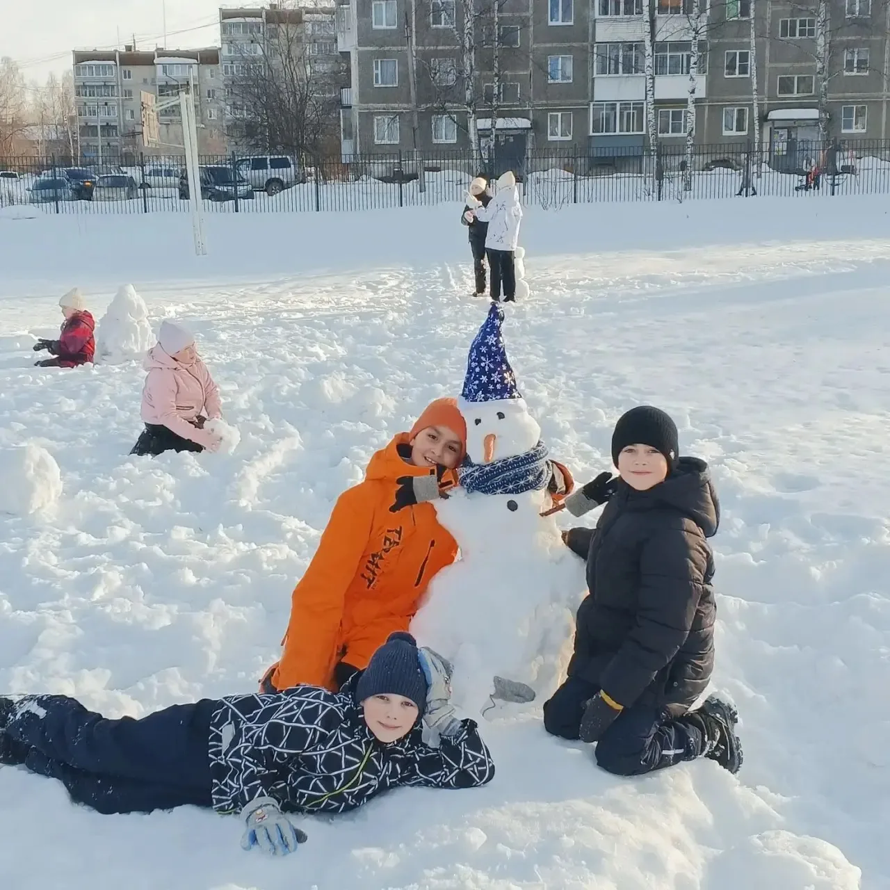 Весёлые снеговики: последний подарок зимы 🫶🏼  В тёплый весенний день ученики вторых классов вышли на