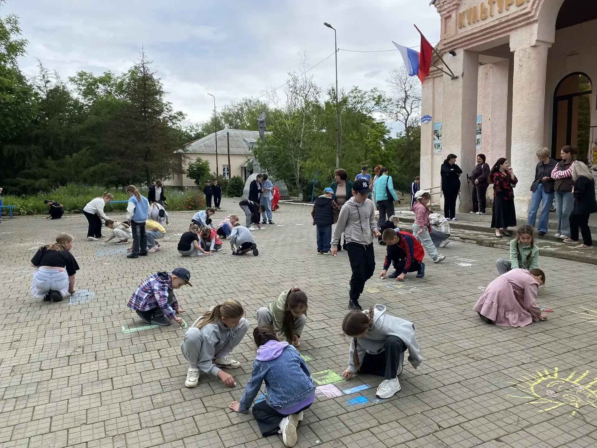 В День защиты детей на открытой площадке перед культурно- досуговым центром состоялся к...