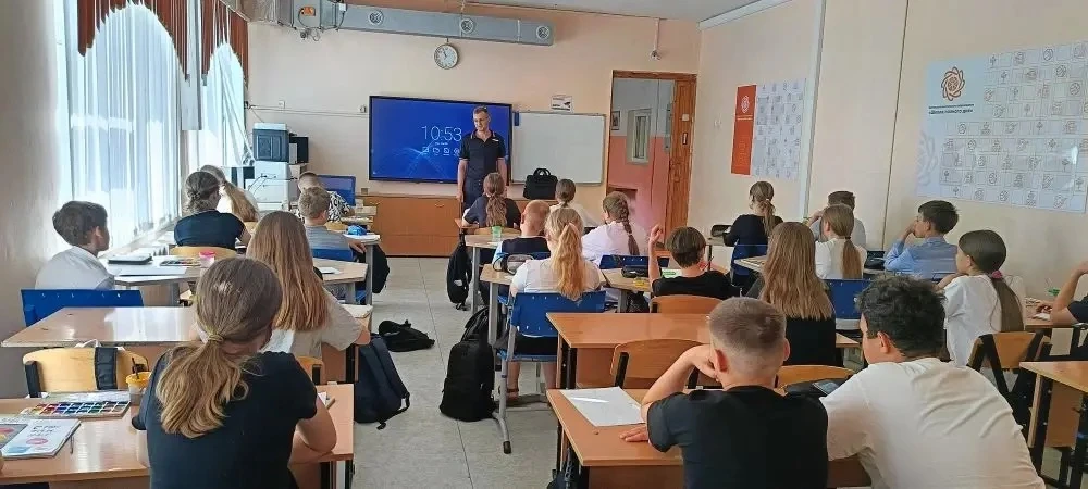 🚦Безопасность прежде всего! 🚔  Сегодня в преддверии долгожданных летних каникул нашу школу посетил и