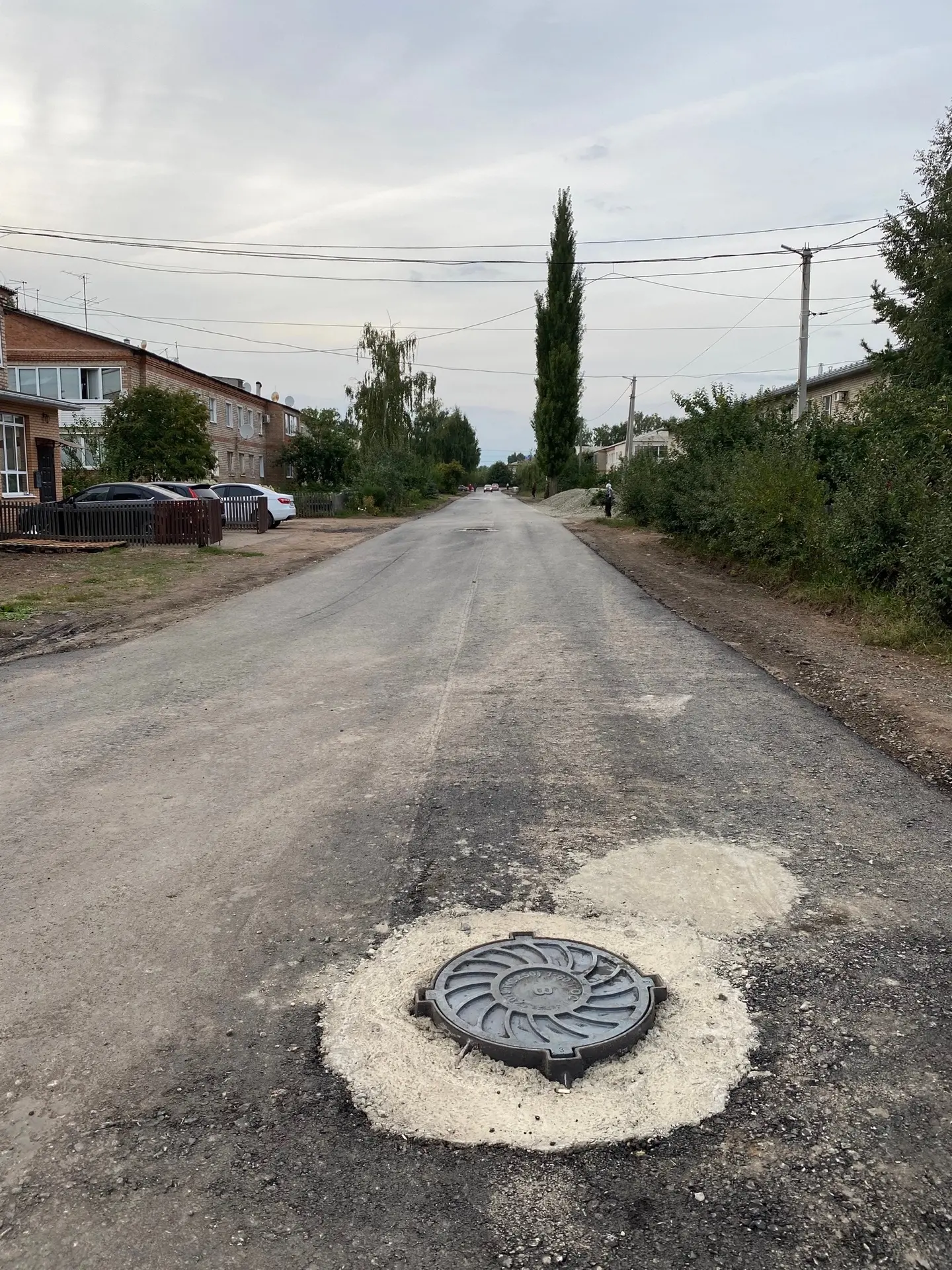 Положили новую дорогу в 7А мкр с торчащими люками по всей дороге на 7см, как по ней езд...
