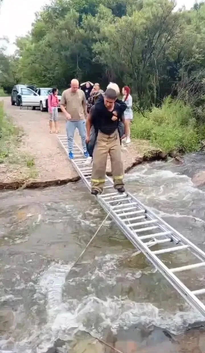 ⚡️Семерых детей спасли с отрезанного водой пляжа в Приморье