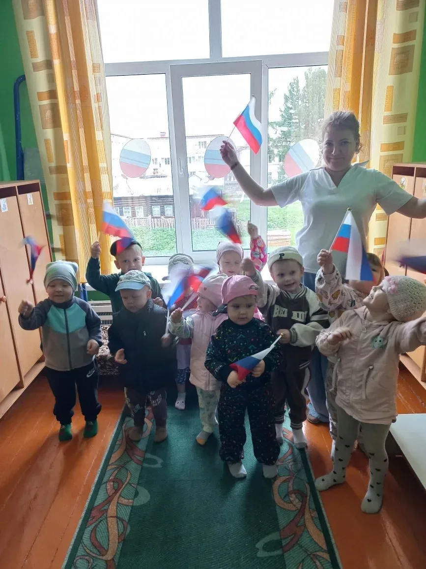«Мы флажками помахали — нашей Родине сказали: “Здравствуй, праздник, День России!”»
Вместе с родител