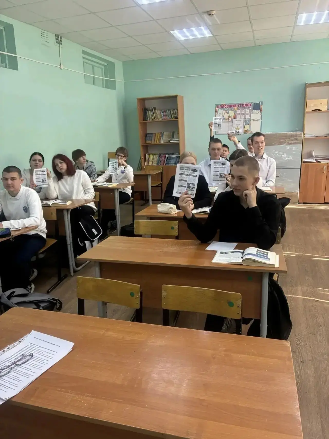 В рамках  «Недели Безопасности» в  4  корпусе учитель ОБЗР Подольская Л.А. провела ознакомление по п