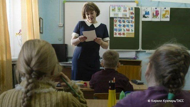 Родители могут обратиться в Роспотребнадзор из-за тяжелого рюкзака ребенка, сообщил ТАС...