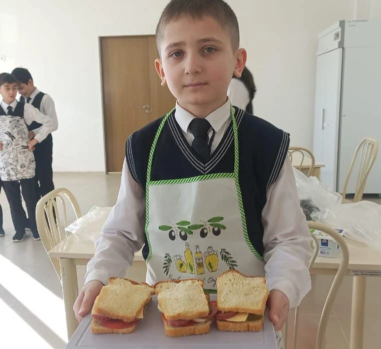 Урок технологии на тему "Обработка пищевых продуктов" был посвящен приготовлению бутербродов. После 