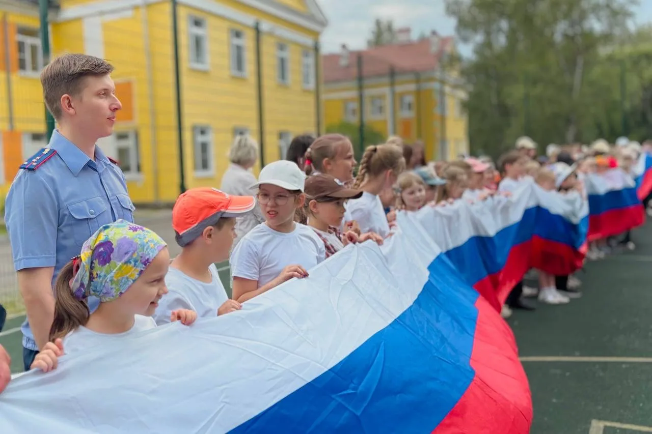 🇷🇺 В преддверии Дня России сотрудники СУ СК России по Новгородской области вместе с представителям