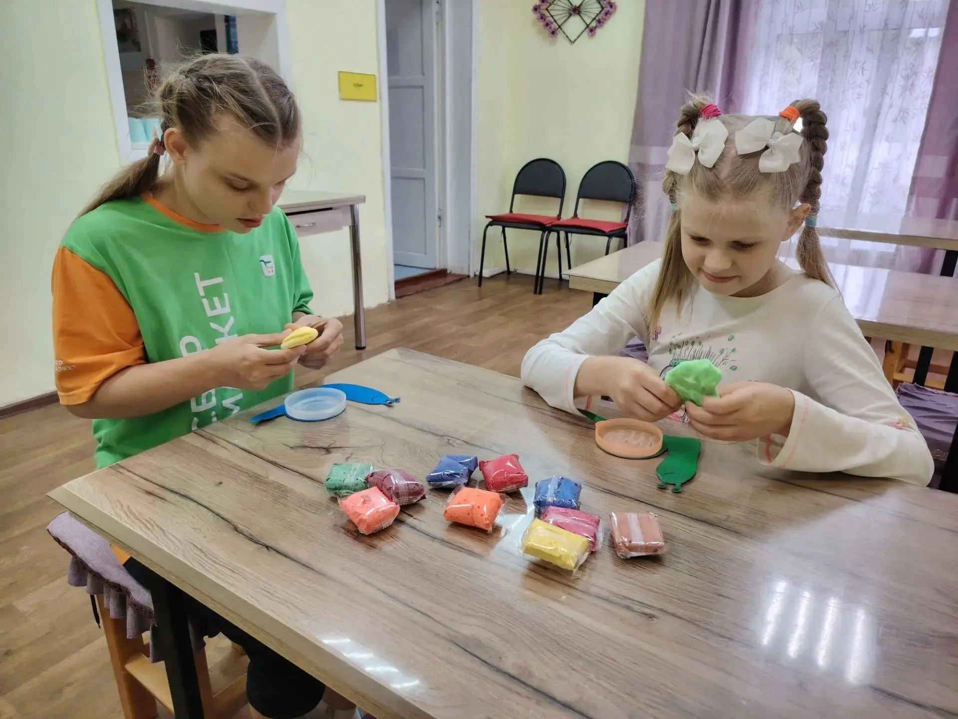 Милая улитка, 🐌Сядь мне на ладошку! 🫴Разгляжу поближе 👀Маленькие рожки. 
Ты меня не бойся, 
В дом