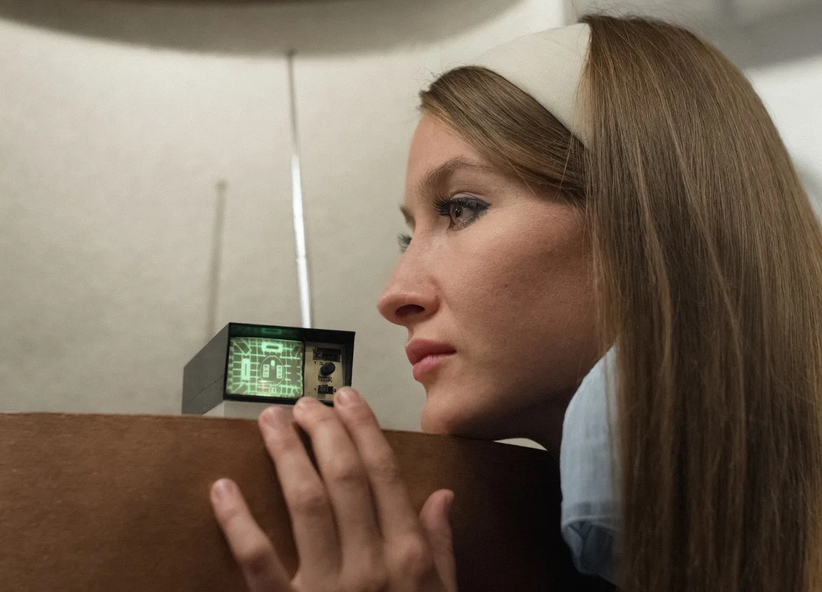 Модель рассматривает телевизор Sinclair Microvision — карманный телевизор, разработанный Клайвом Син