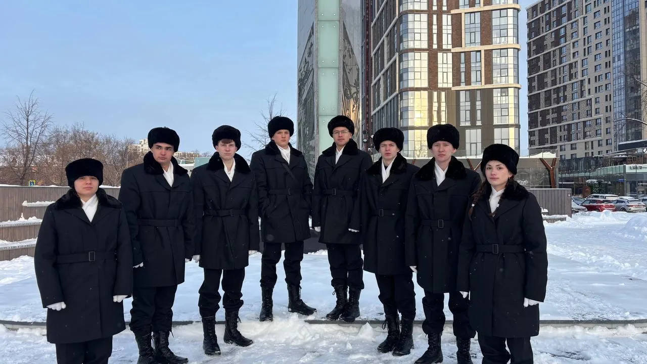 ВАХТА ПАМЯТИ  Лицеисты почтили память героев, неся Вахту Памяти у мемориала «Тюмень - фронту». Этот 