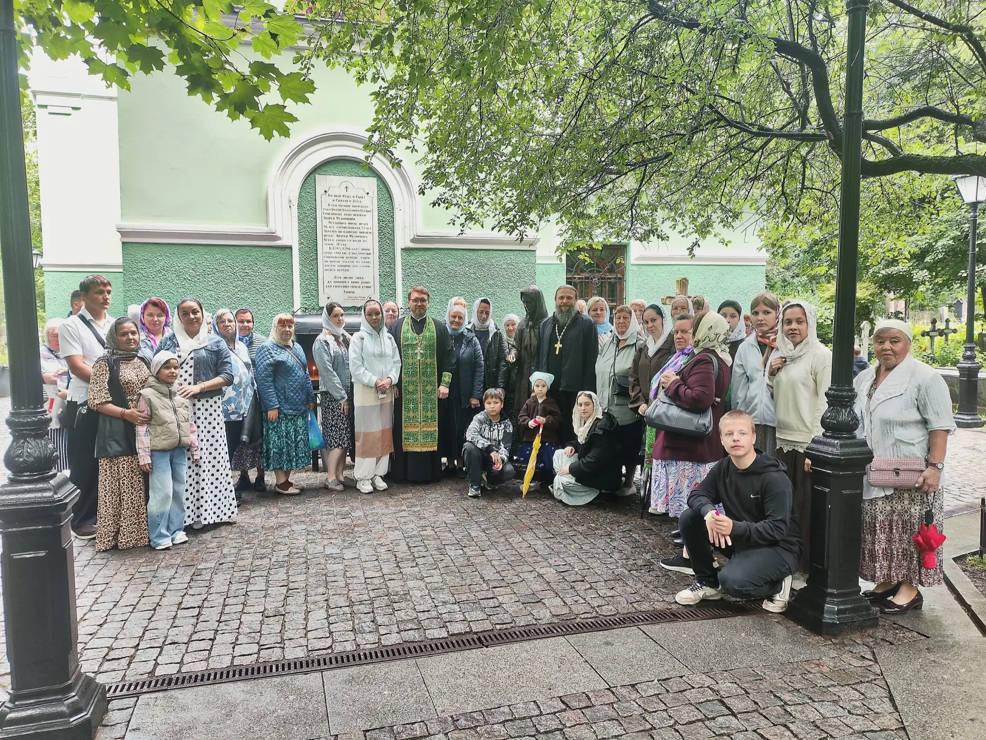 НОВГОРОДСКИЕ ПАЛОМНИКИ У МАТУШКИ КСЕНИИ

6 июля Смоленский приход на Васильевском острове с сердечно