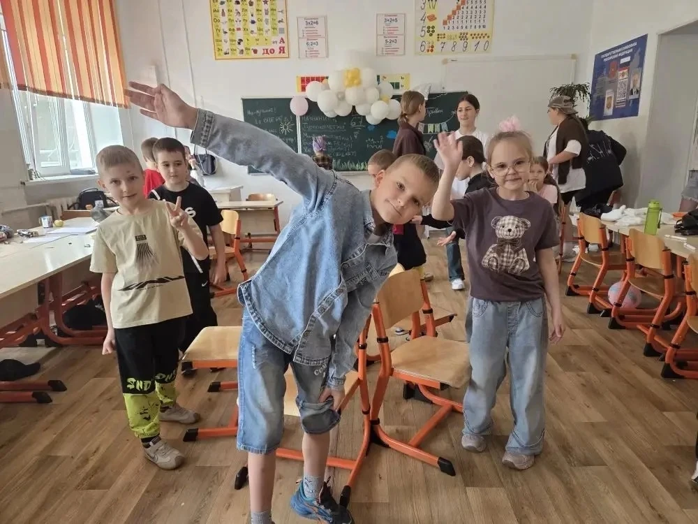 Утро в нашем лагере началось с зарядки,где ребята получили заряд бодрости на весь день.
Игры на свеж