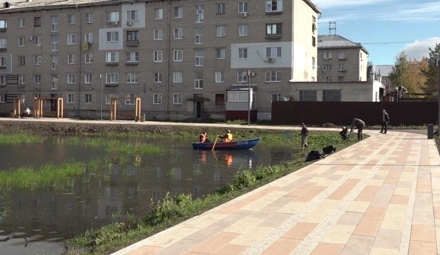 Пруд на Московской: городские службы очищают от мусора водоем и береговую линию