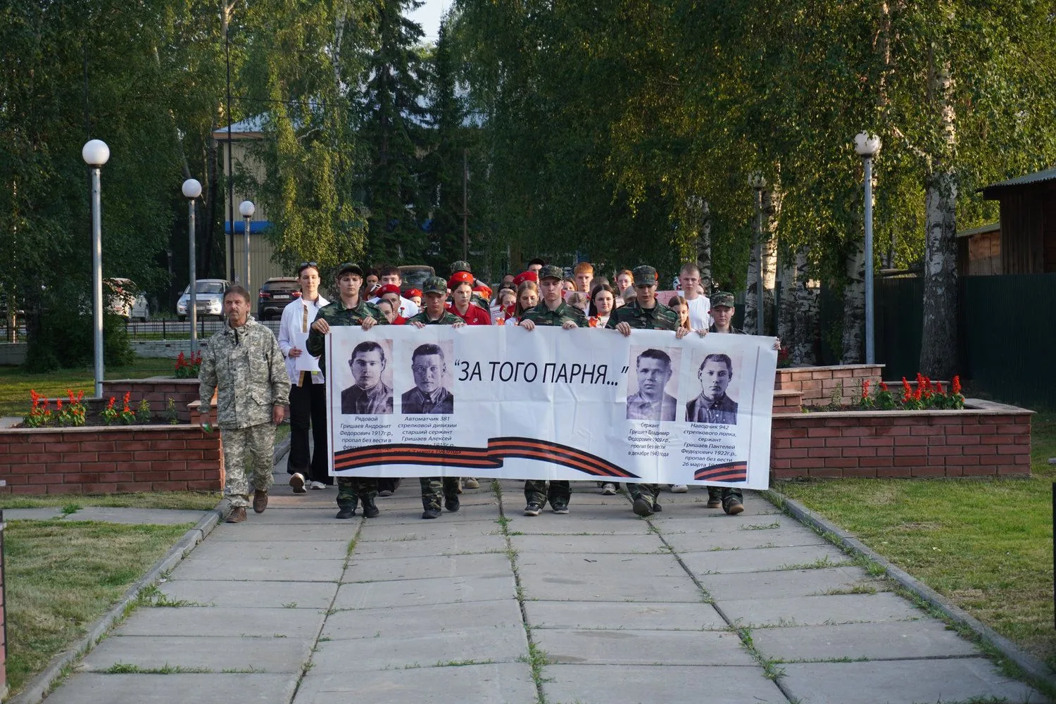 🕯 «Никто не забыт, ничто не забыто» — вчера в Каргаске прошла акция «Свеча памяти»
⁣
Накануне Дня п
