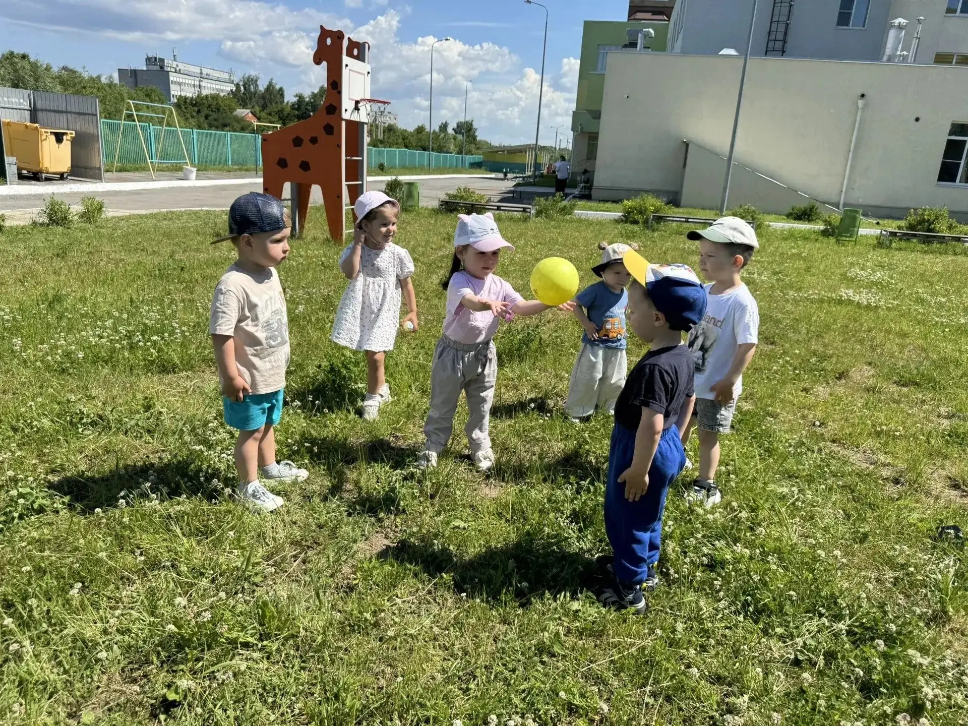 🥎Мяч для детей группы "Курносики " -это тренажер для укрепления мышц всего тела. По данным А. Лоуэн
