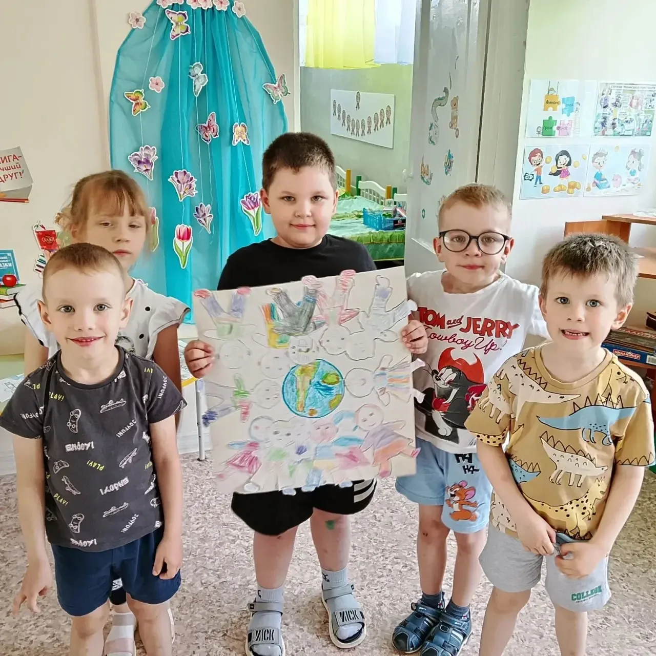 В 10 группе сегодня  прошли беседы с детьми  по теме «Движение в России». В ходе заняти...