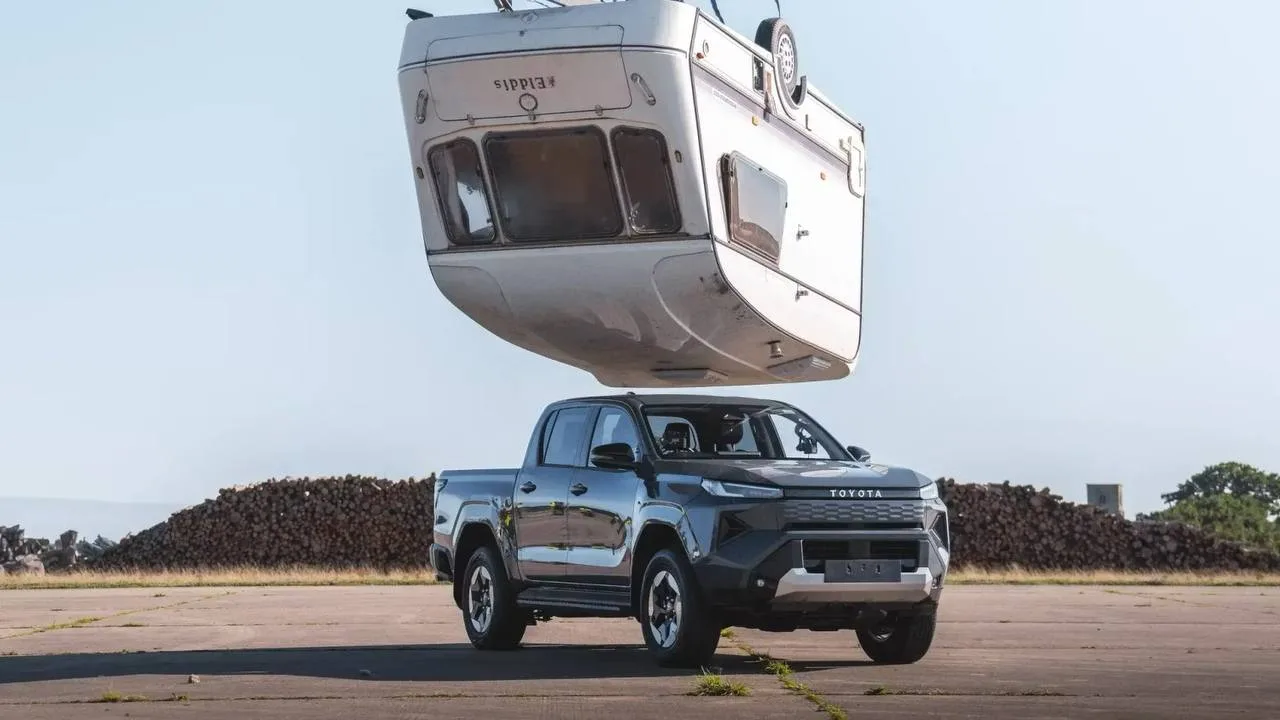 Toyota повторила легендарный тест Top Gear — новый электрический Hilux сбросили с высот...