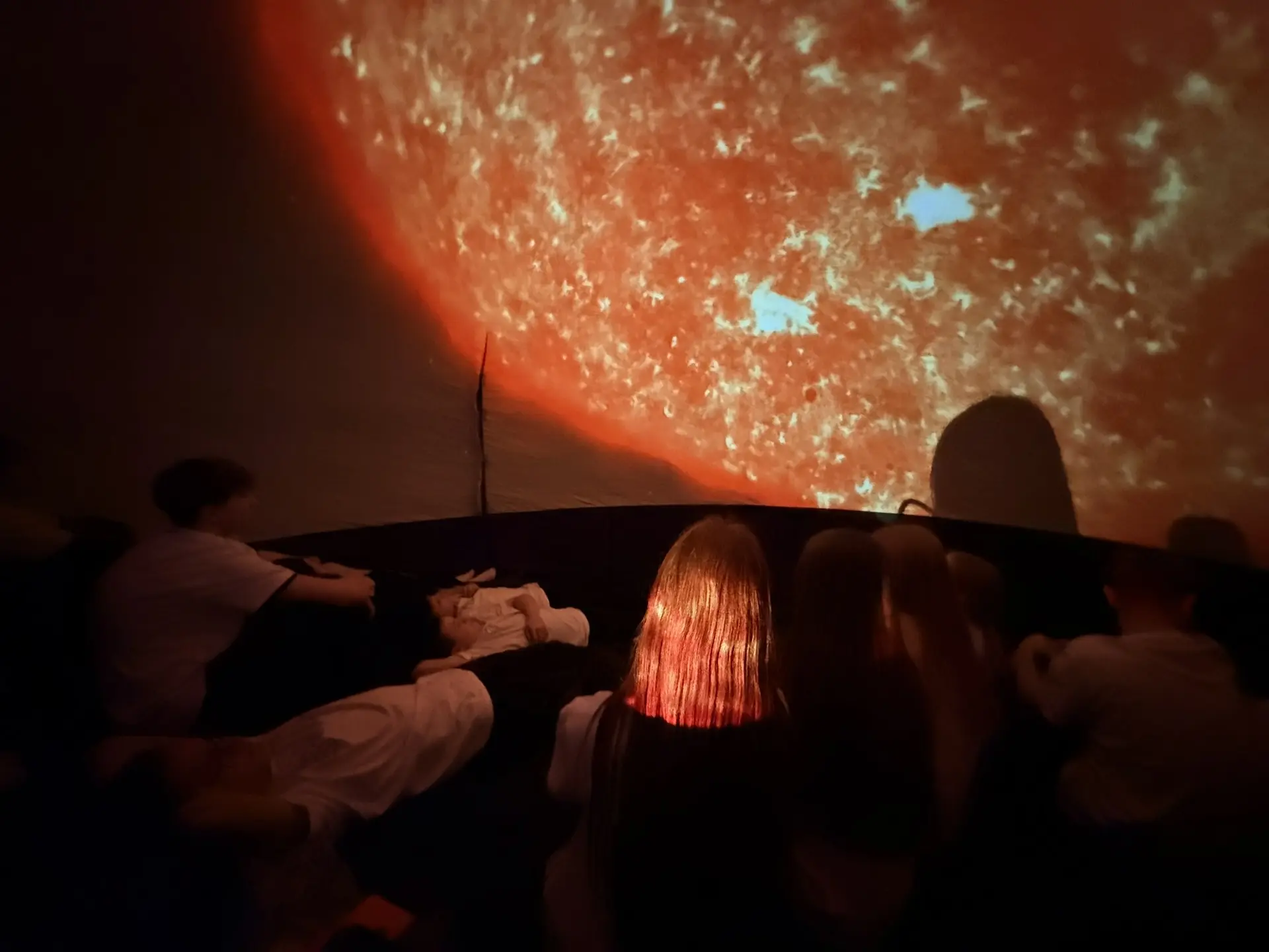 Третий день инженерных каникул получился насыщенным и разнообразным! ✨  Сначала мы отметили приближе