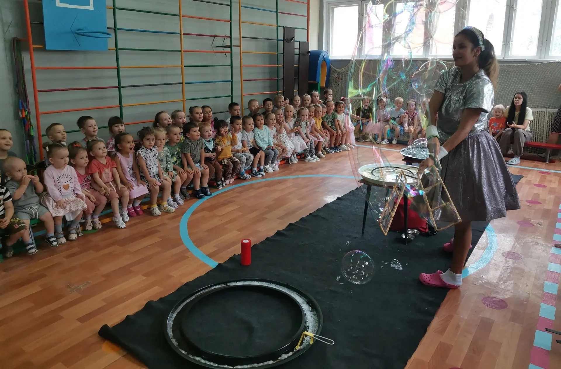 Театральное волшебство прямо в стенах нашего сада! 🫧 🫧 🫧 Сегодня к нам в гости заглянул удивитель