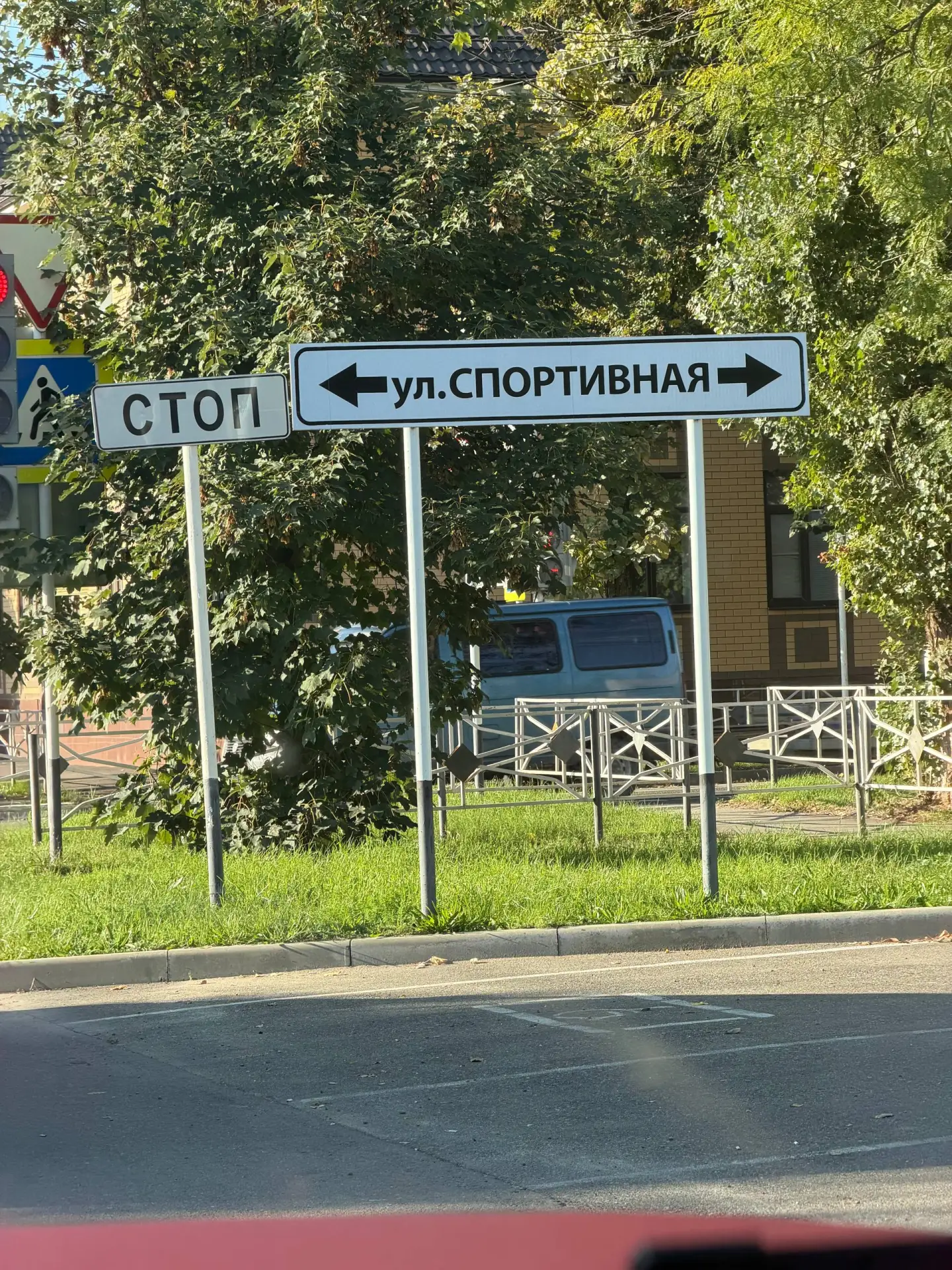 Что мне ещё здесь нравится: на каждом перекрёстке указано название улицы, на которую мо...