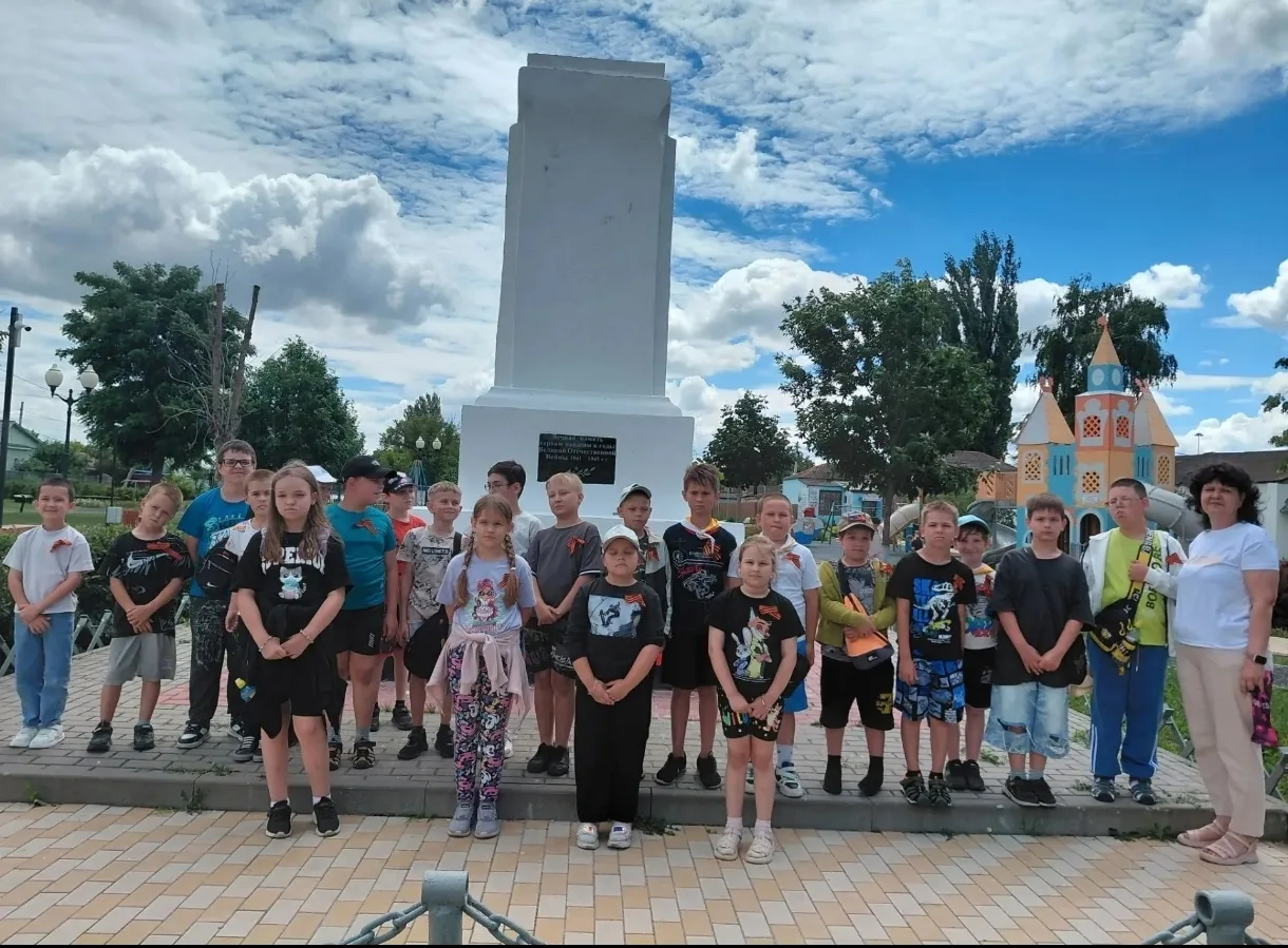 В День памяти и скорби, 22 июня, у нас с ребятами прошла торжественная линейка, позже у памятника в 