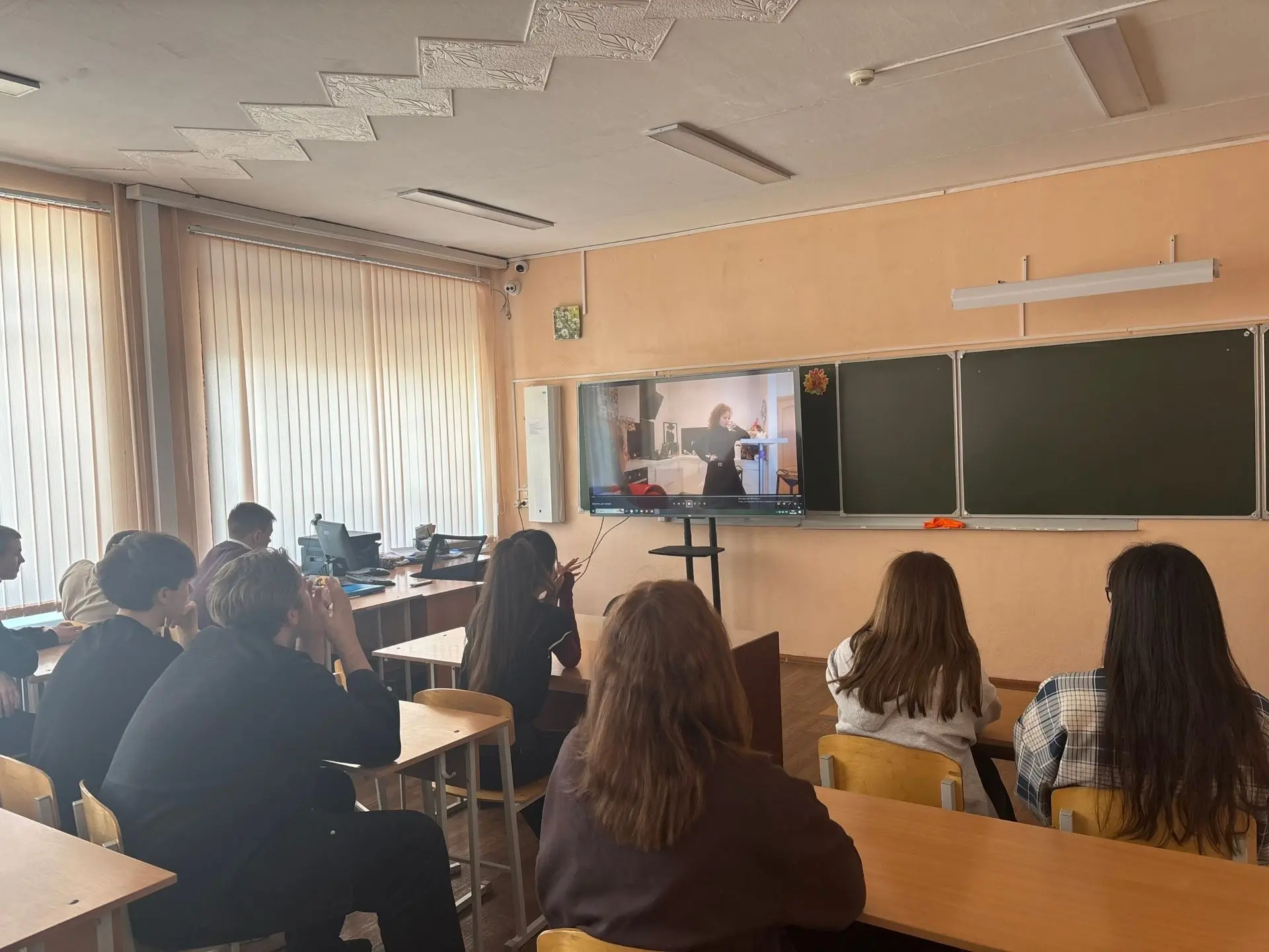 🎥 ✨ Кинолекторий в Еткульской школе стал важным событием, посвященным 82-й годовщине полного освобож