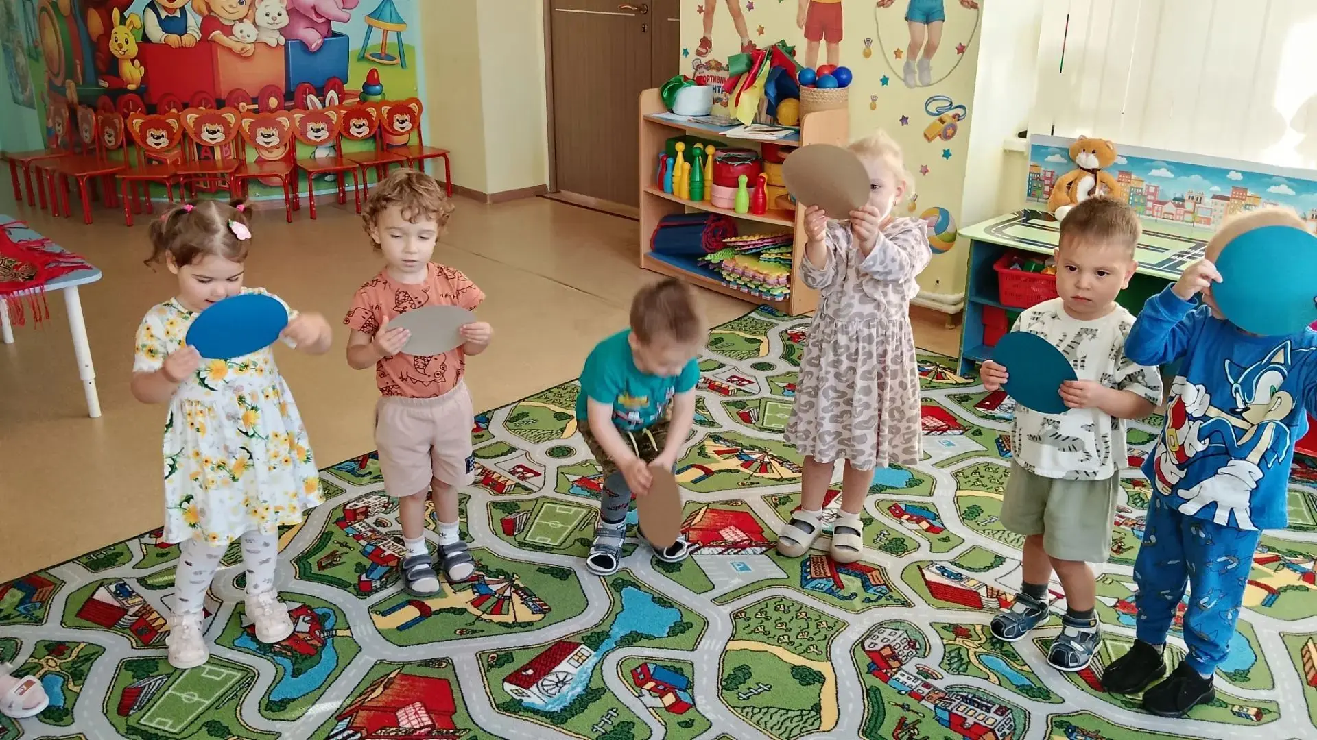 ФЭМП в младшей группе Гномики. Сегодня с ребятами мы познакомились с кругом; учились об...