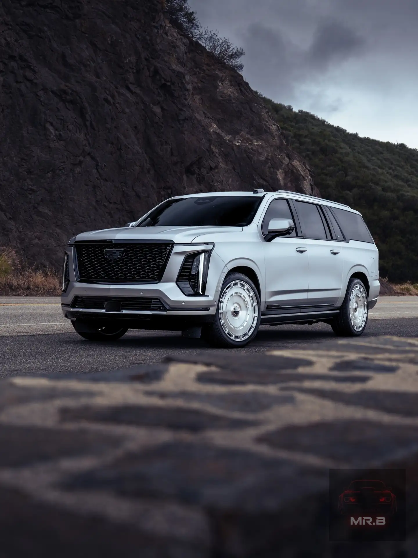 🩶 Cadillac Escalade в сатиновом серебре

Большой Cadillac оклеили плёнкой Satin Silver и поставили 
