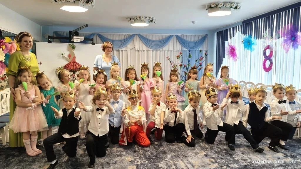 🌸Цветок на открытке для мамы моей, Я ей пожелаю прекраснейших дней, Побольше улыбок и солнца в окне,