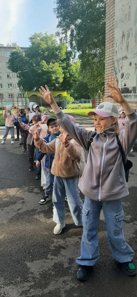 Утренняя зарядка на улице в детском саду — это не просто набор физических упражнений, а важный элеме