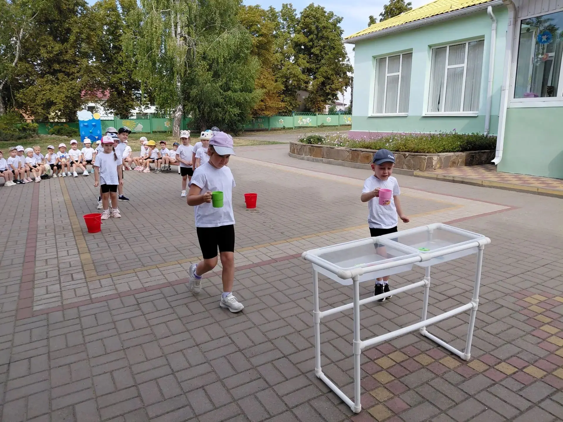 Спортивное развлечение это здорово, сегодня наши дети  соревновались командами.