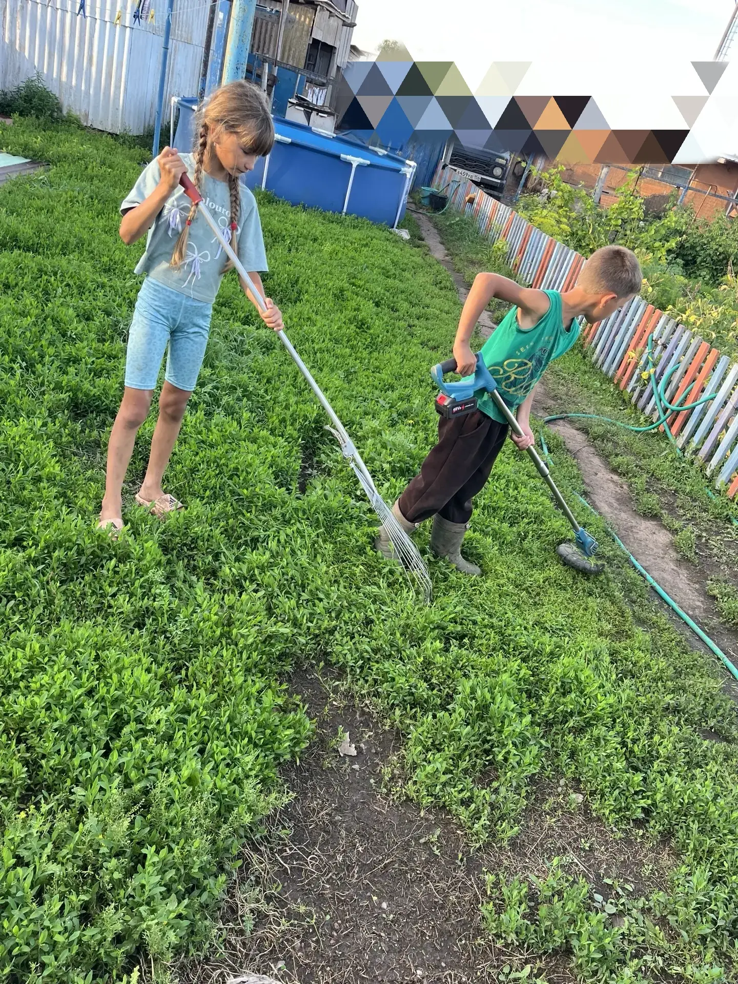 В летние каникулы ребята не только отдыхают, но и с радостью помогают родителям. Тёплое солнце и дли