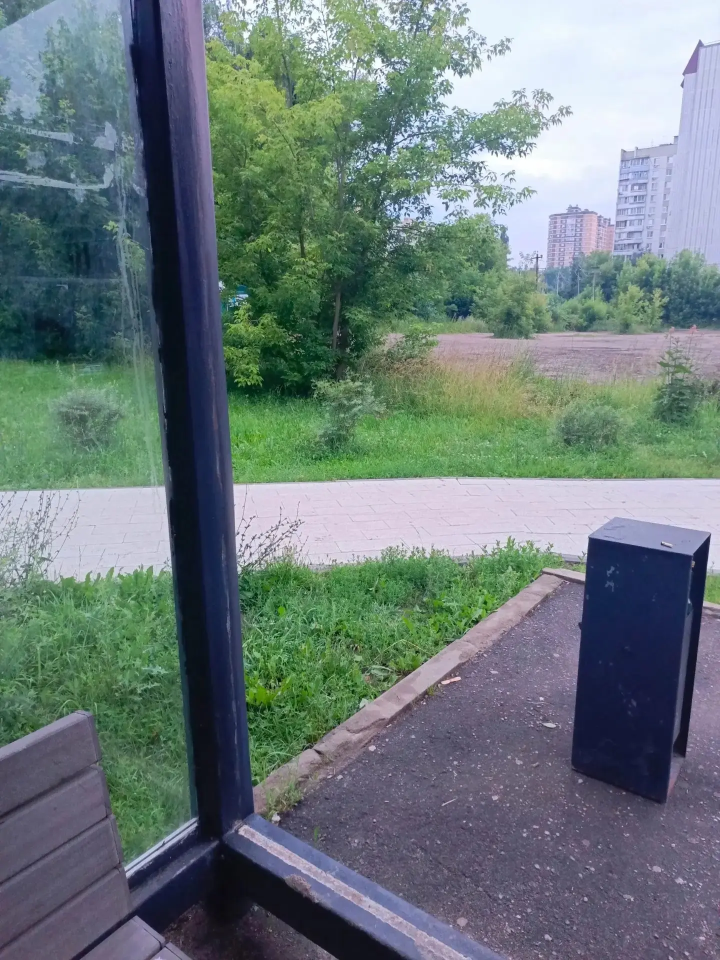 ⚠️ Остановка в опасности: битые стёкла и риск травм