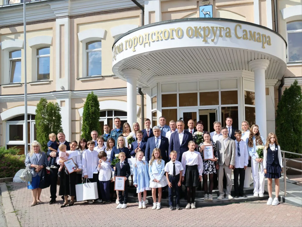 Накануне Дня России вручили Почетные знаки городского округа Самара. Три жителя нашего города были н