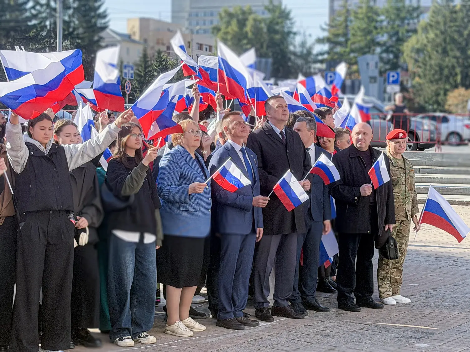 Артисты Уральского государственного театра эстрады Александра Новикова поздравили жител...