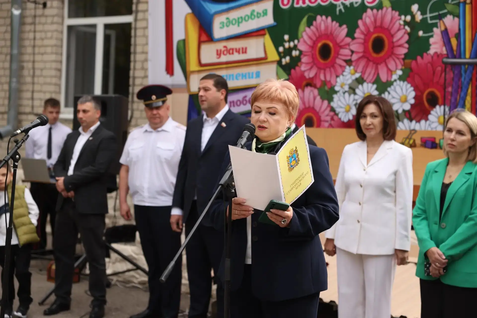 Сегодня гимназия "Интеллект" встречала учеников, учителей и родителей на торжественной ...