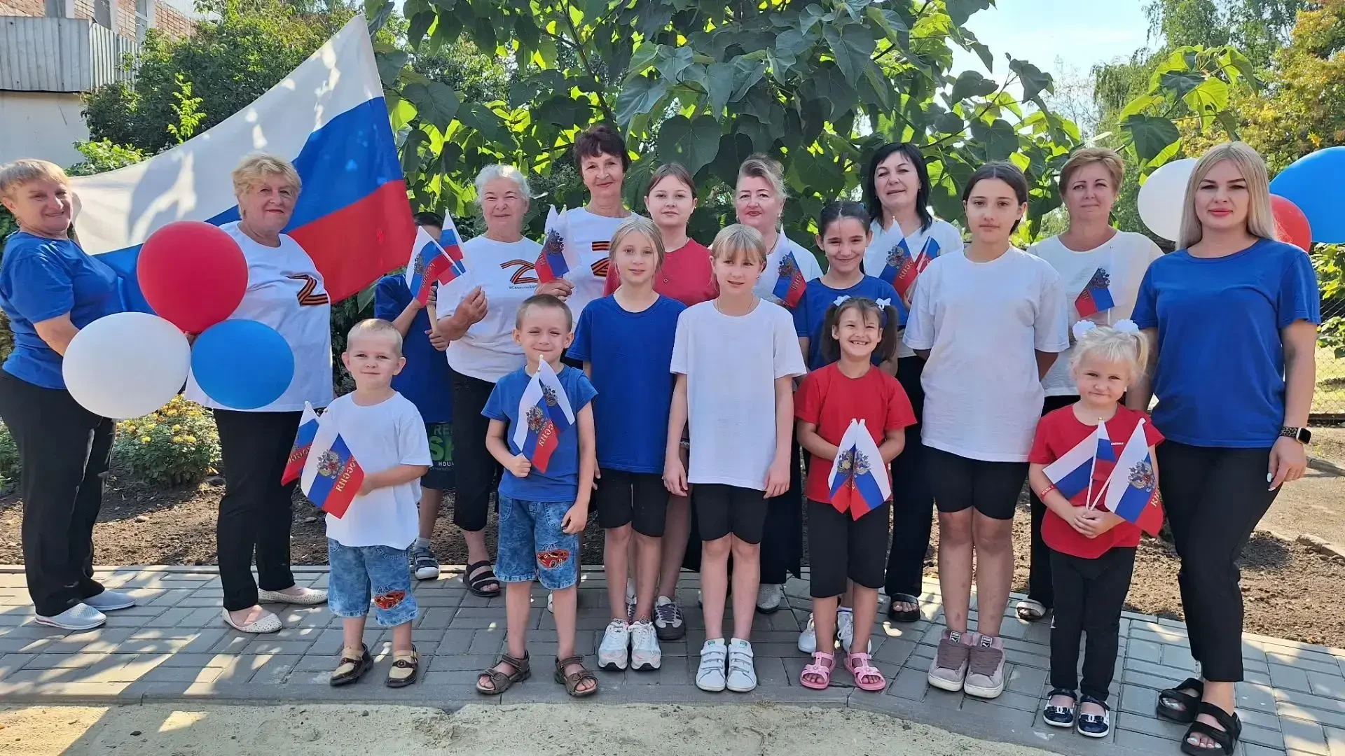 https://martvestnik.ru/zhivoj-flag-fleshmob-v-martynovskom-rajone/  Живой флаг»: флешмо...