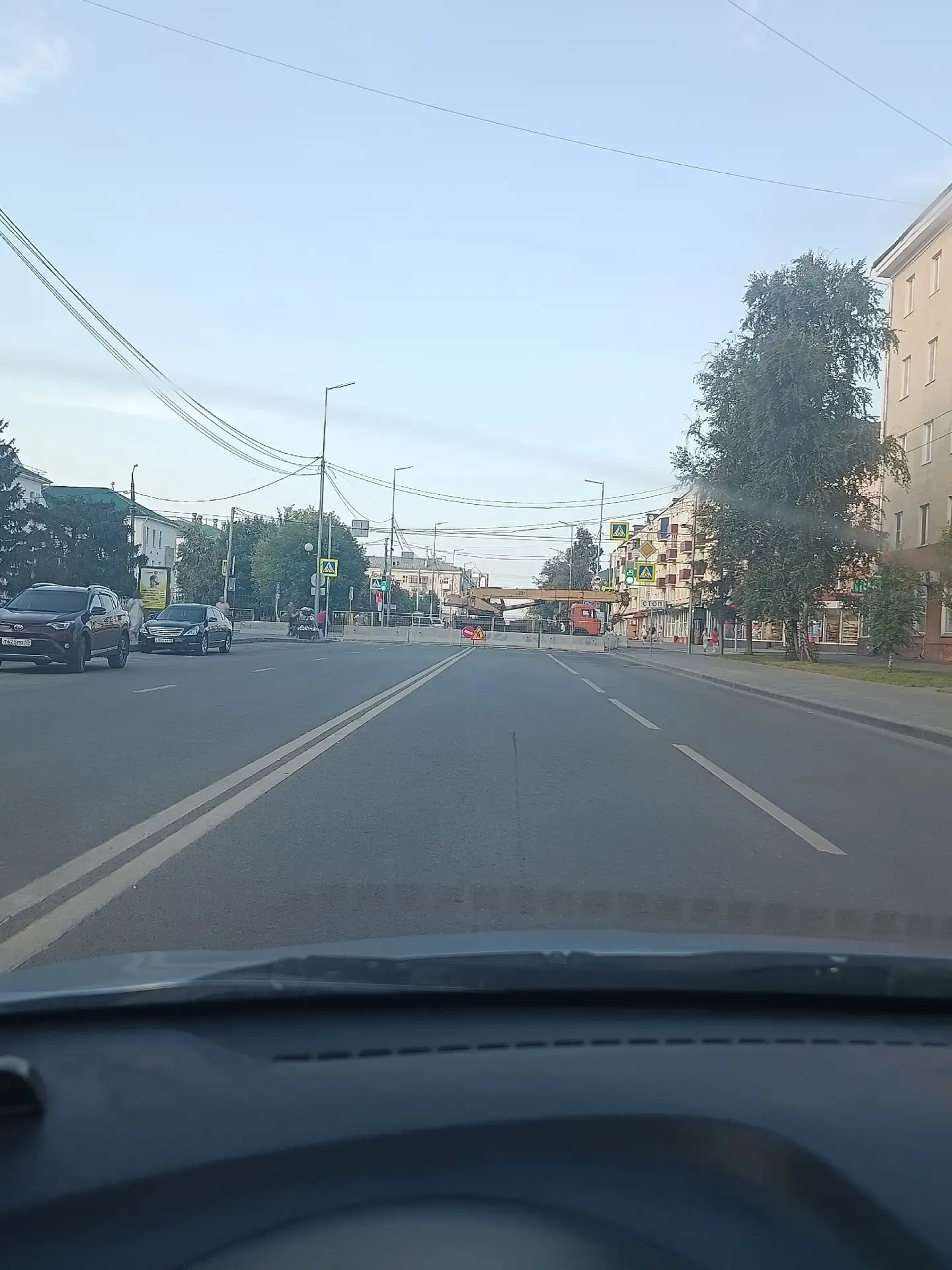 В 2025 году летом в этом месте копали, в этом году опять в этом же месте на перекрестке Кирова-Гогол