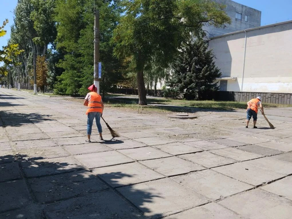 🧹 В Скадовске продолжаются плановые работы по благоустройству 🌿

Сотрудники МБУ «Джарылгач» продол