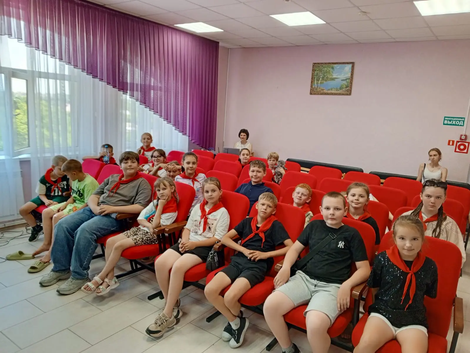 Наши ребята стали гостями детской музыкальной школы. Для них устроили настоящий концерт — живой звук