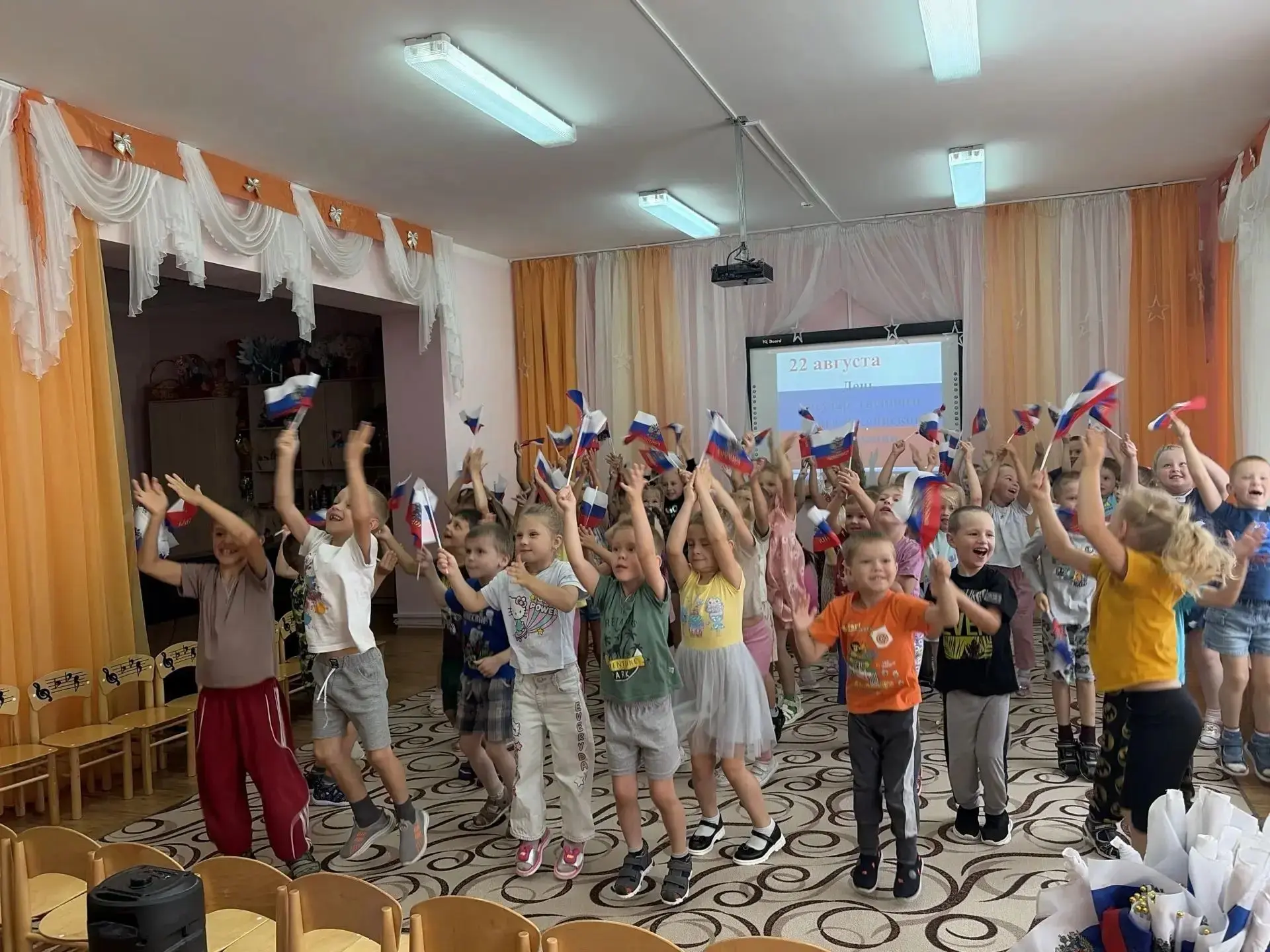 🇷🇺☀️ День Флага в группах  Радуга, Ромашки, Колокольчики