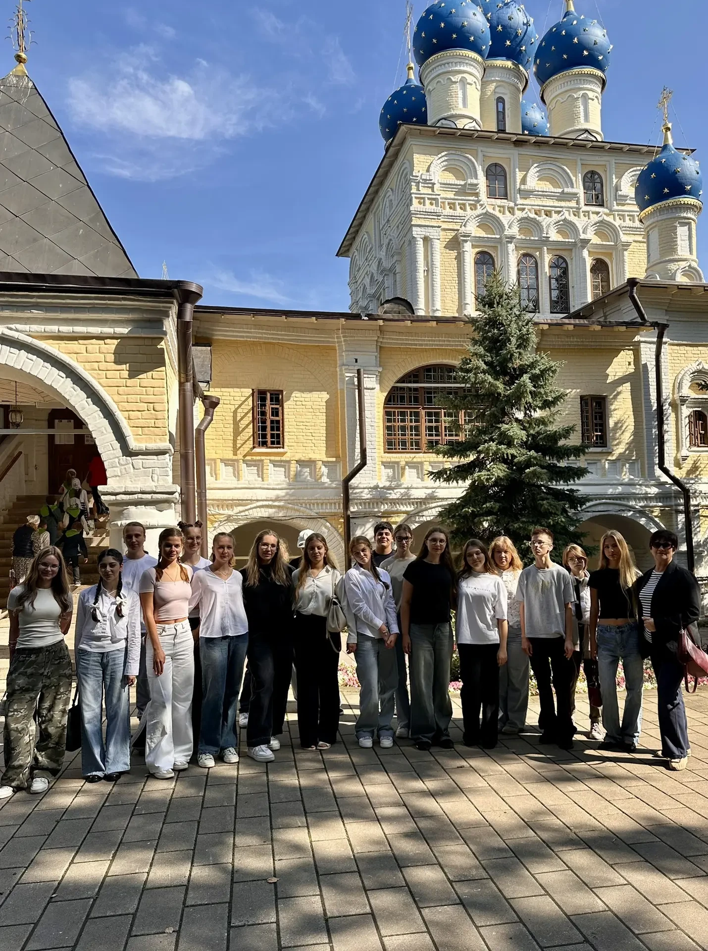 Ученики 11 «Б» медицинского класса посетили музей-заповедник «Коломенское» 🌳